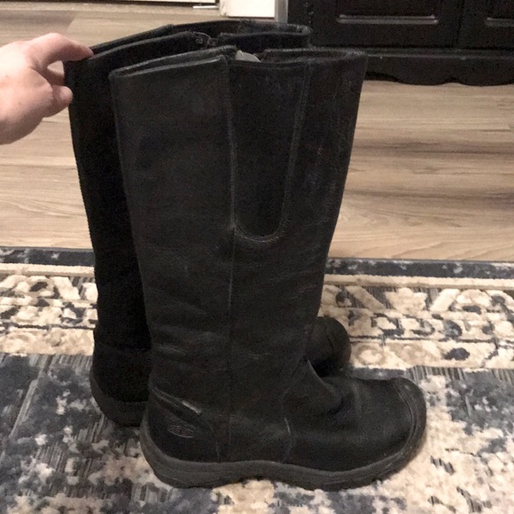 Used black keen tall boots, insulated, zip 10.